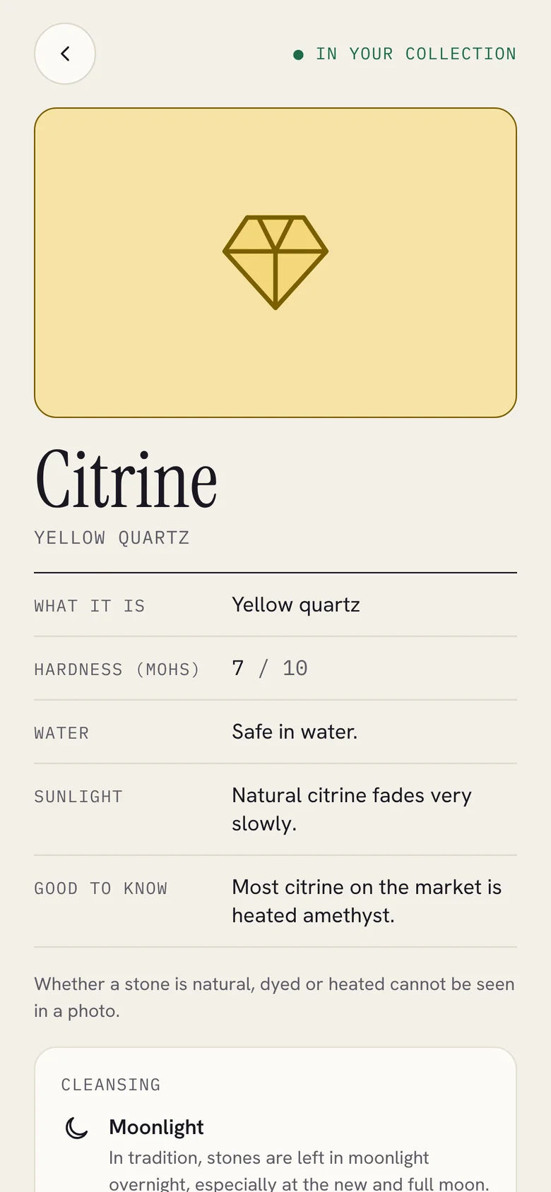 Ficha del citrino: cuarzo amarillo, dureza 7 de 10, sin riesgo en el agua, el citrino natural se decolora muy lentamente, y una tarjeta de limpieza con luz de luna.
